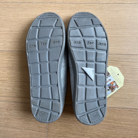 US 3.5 Youth silver glimmer toms! - Picture 2 of 2